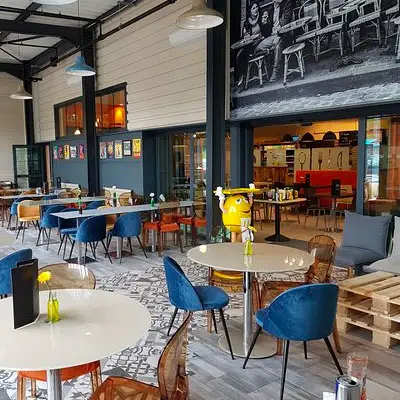 Cafeteria and food court
